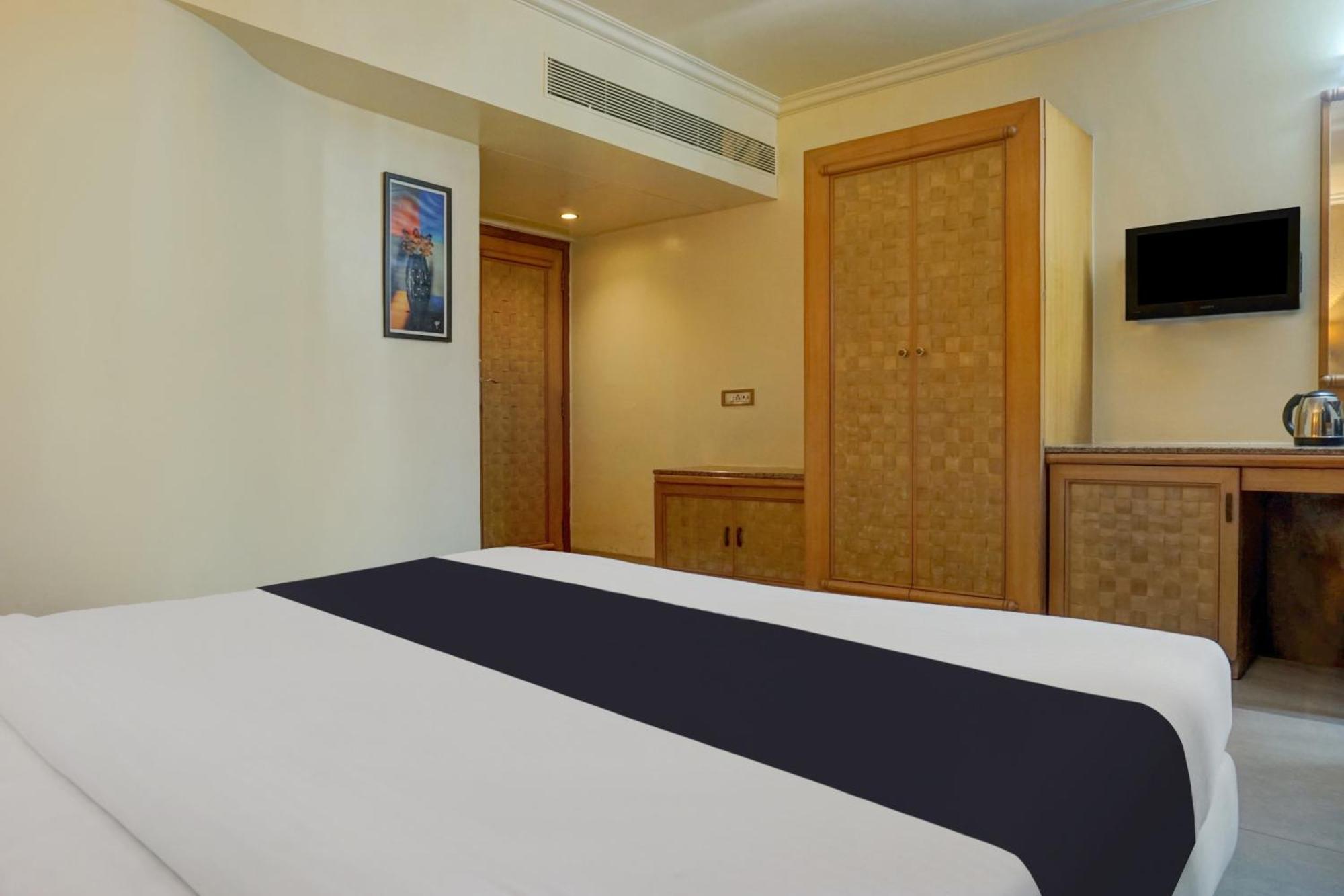 Townhouse Oak Orchard Hotel Poona Buitenkant foto